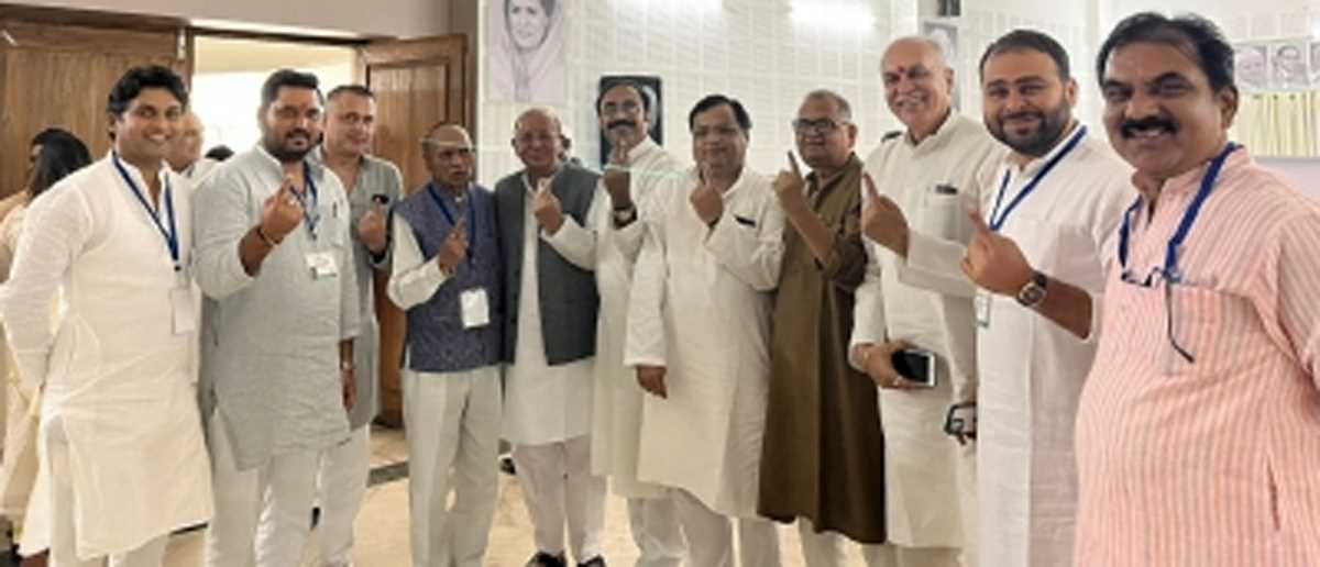 मप्र में 26 कांग्रेस प्रतिनिधियों ने नहीं किया मतदान